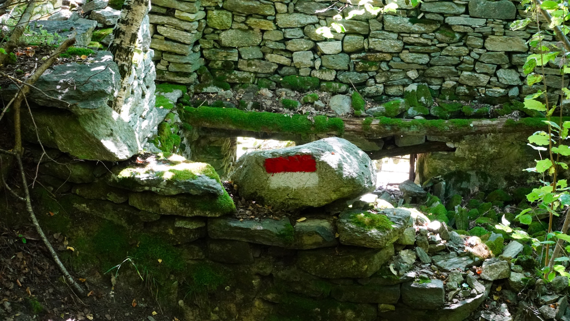 Wegmarkierung entlang verlassener Dörfer