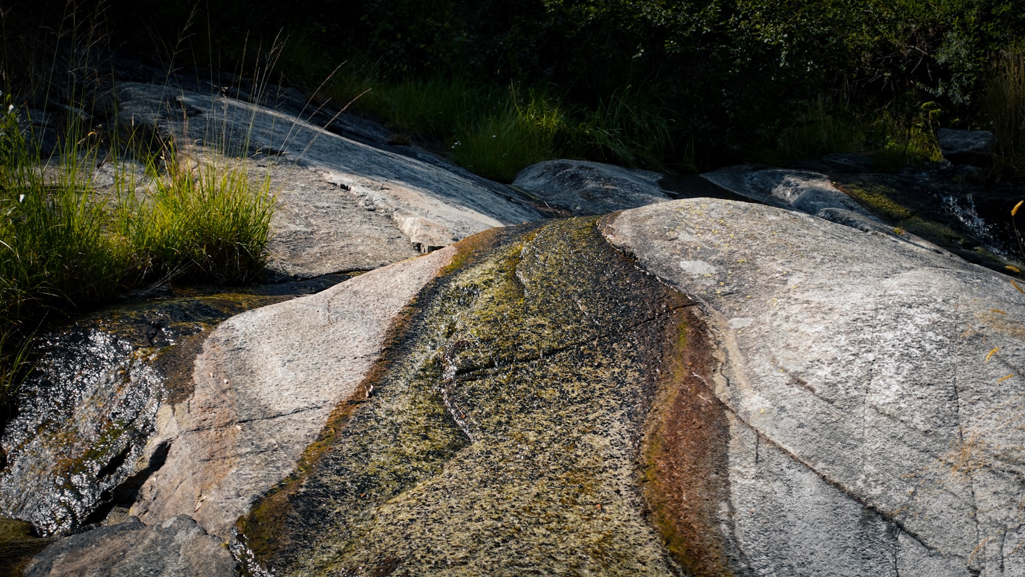 Bachlauf über Stein