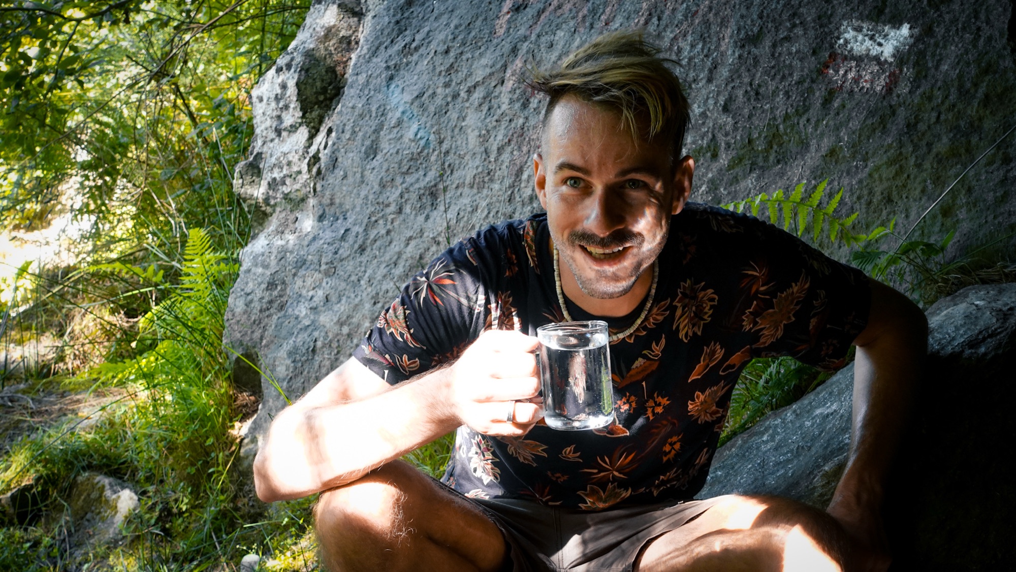 Mit Glastasse auf den Berg