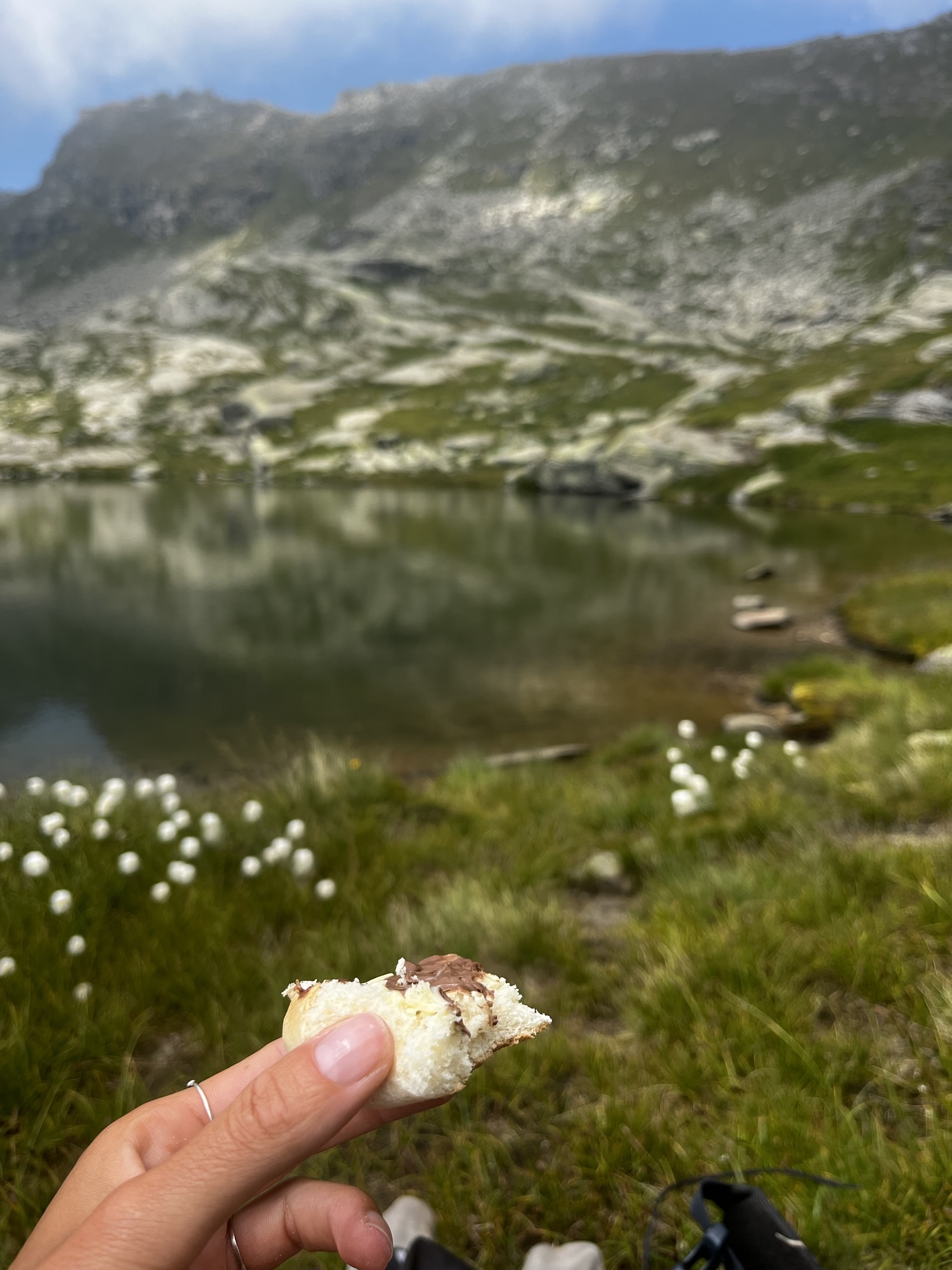 Bergsee und Snack