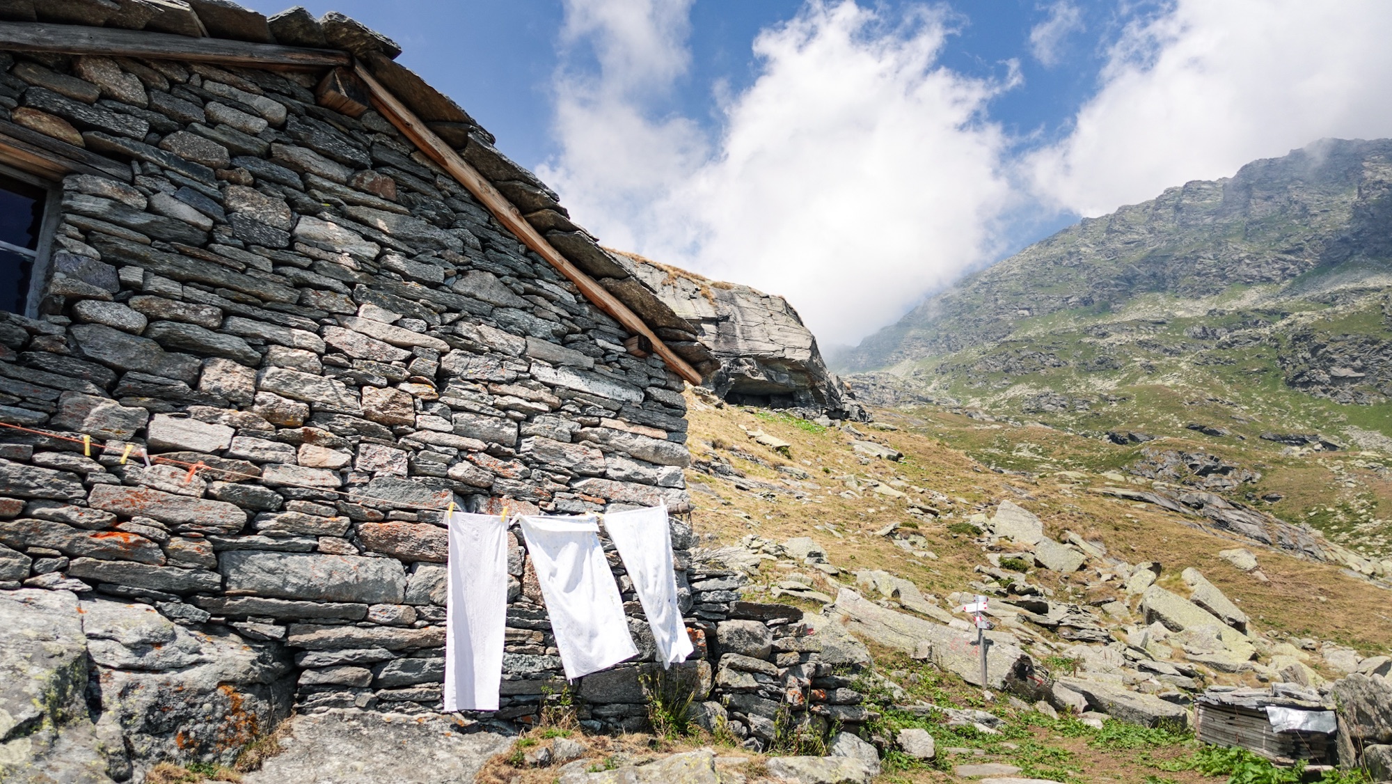 weiße Wäsche in den Bergen