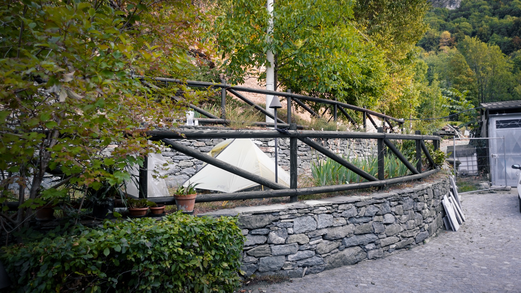 Kleines Wanderzelt im Vorgarten