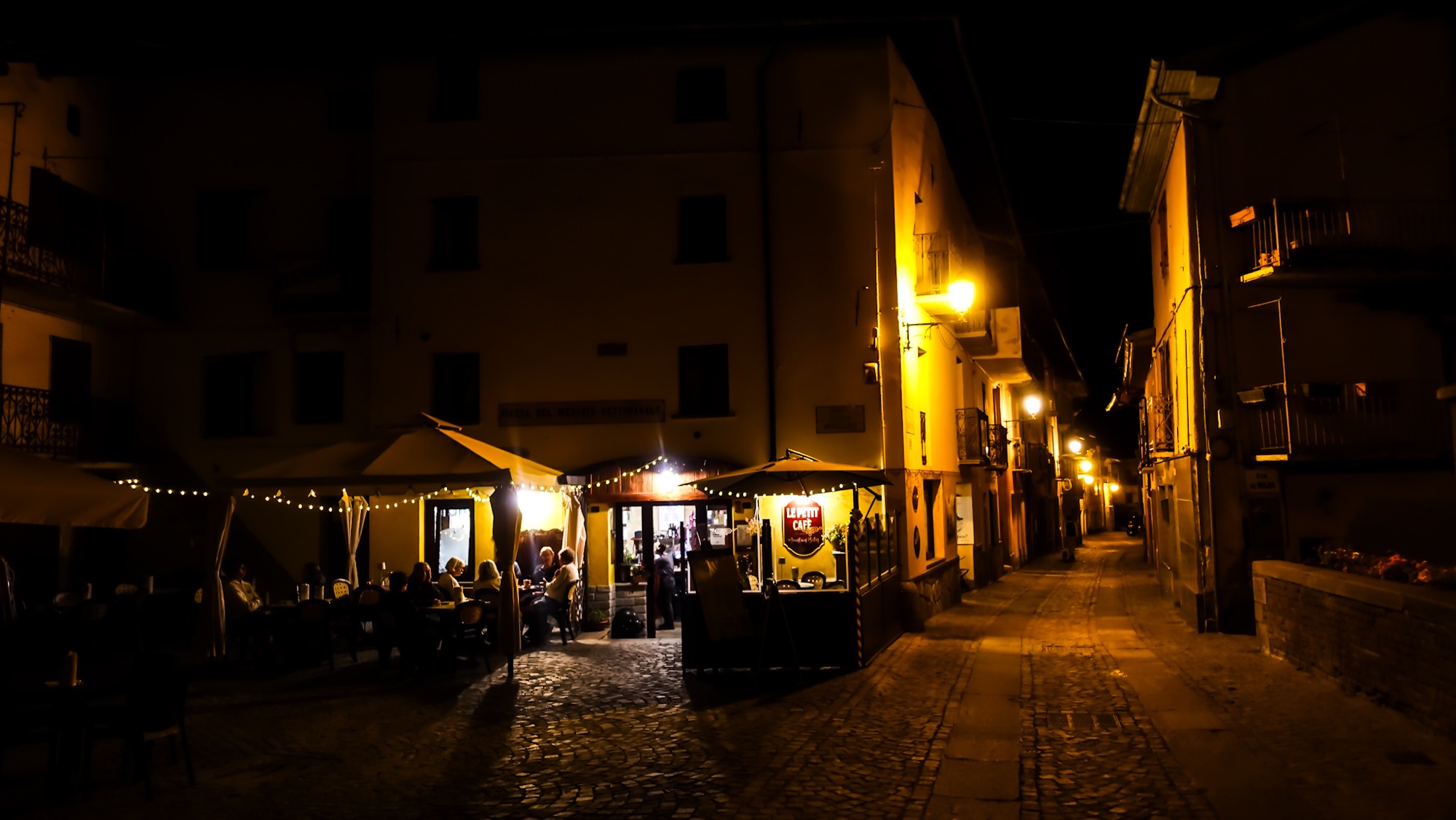 Bistro in Fenestrelle bei Nacht