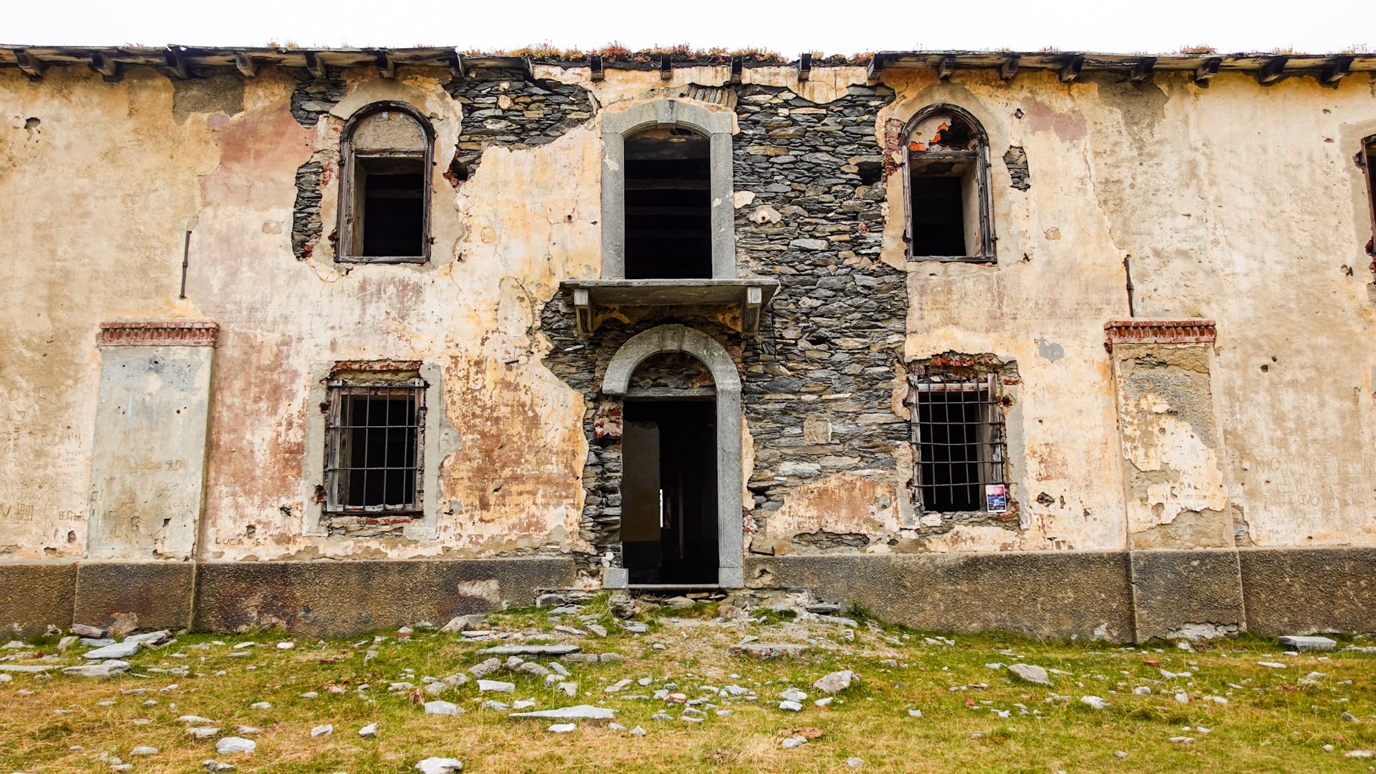 Kaserne nahe des Lago Albergian
