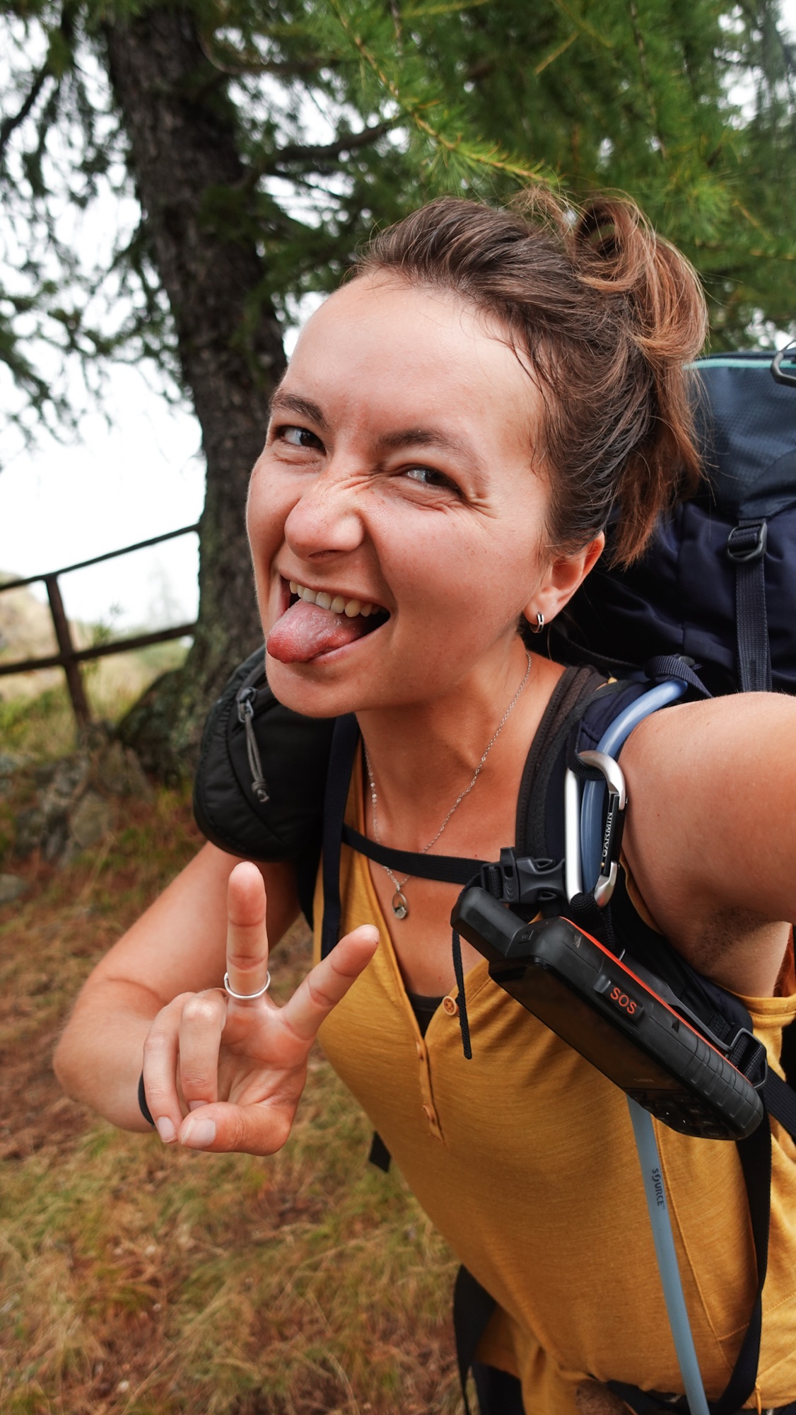 Wanderin streckt Zunge raus