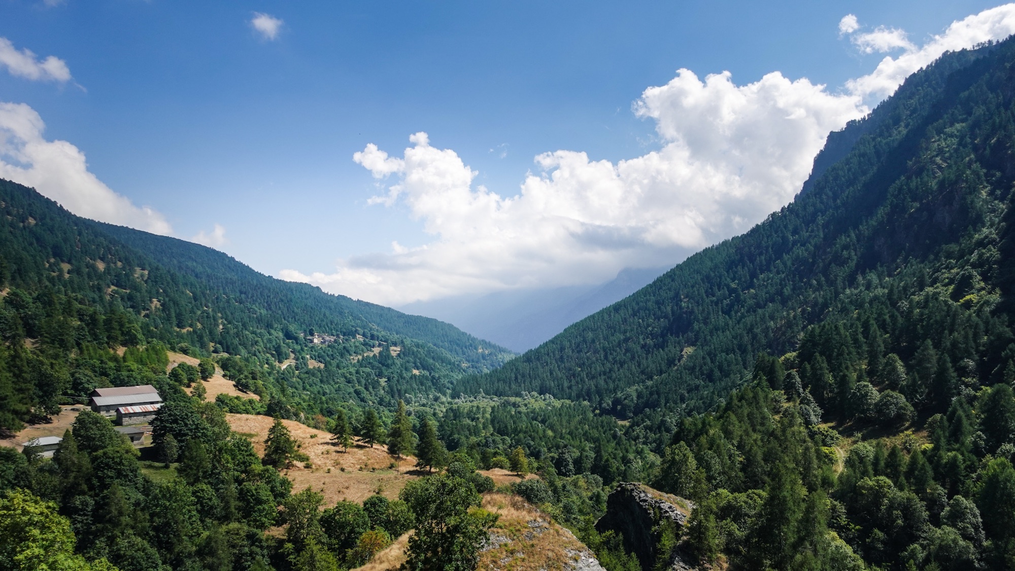 Blick von der Staumauer des Lago Castello