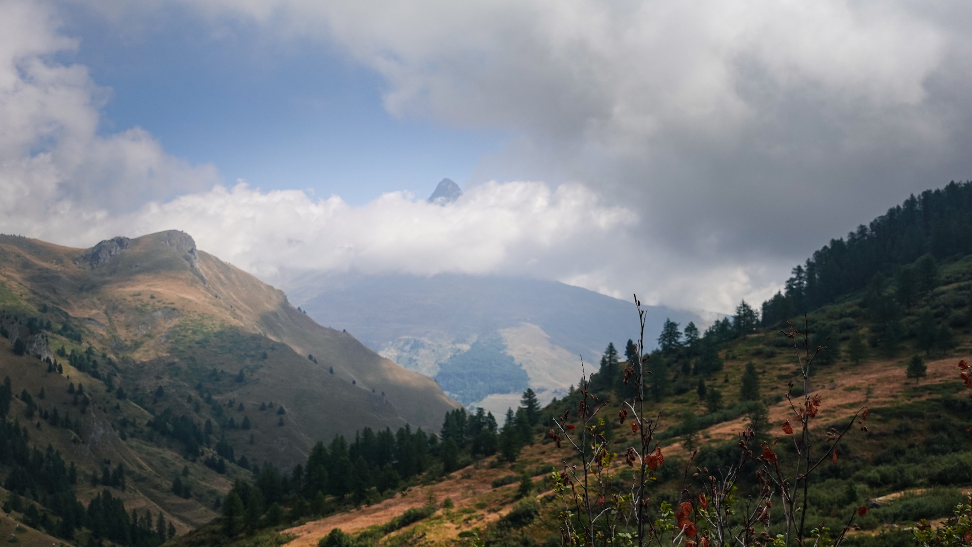 Monviso spitzelt hervor
