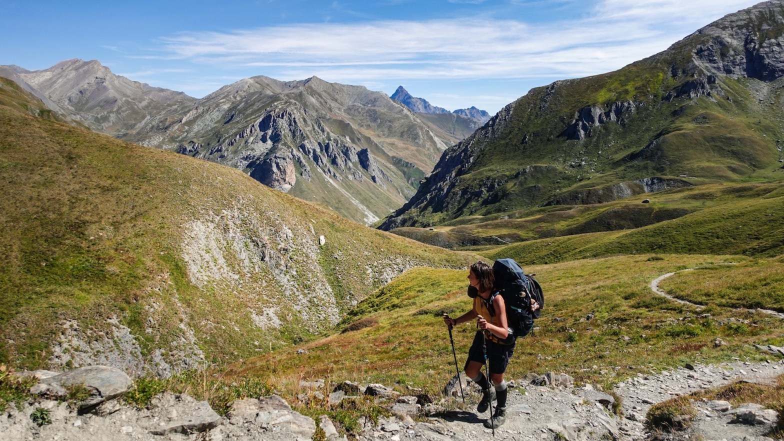 Wanderin Moviso im Hintergrund