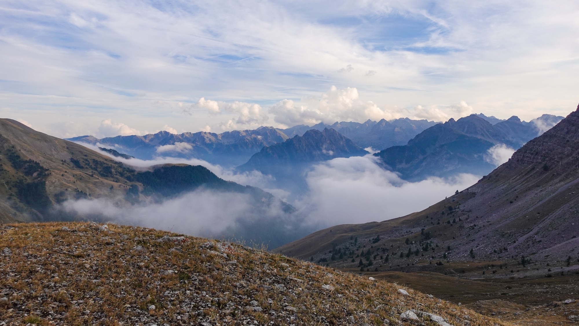 Wolken wabern durch Bergtäler