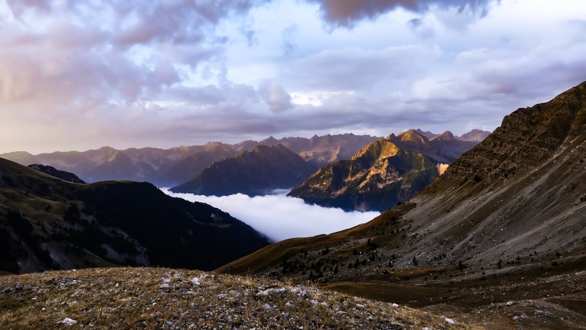 Wolken im Tal Berge