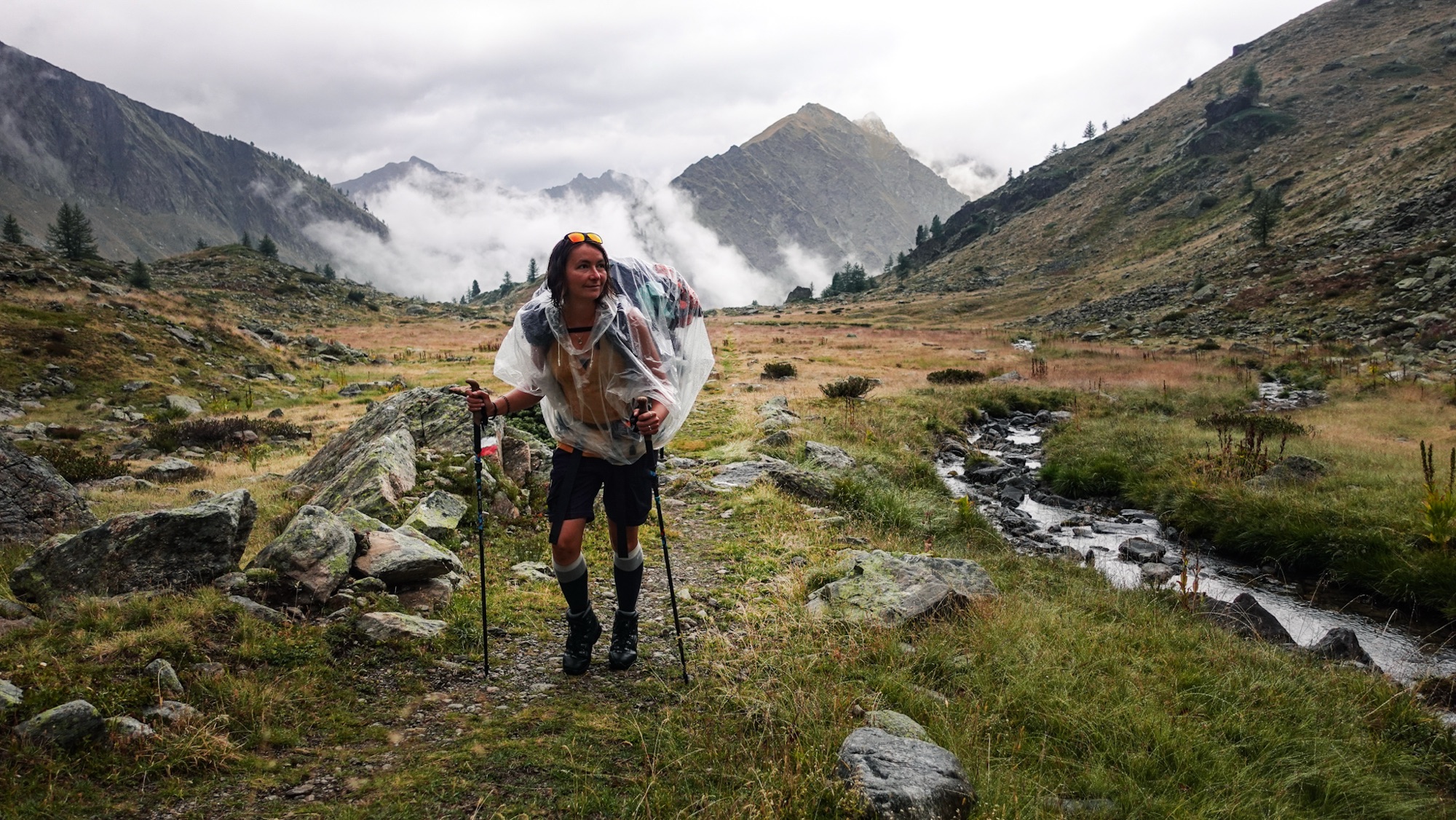 Wanderin im Regen in den Bergen