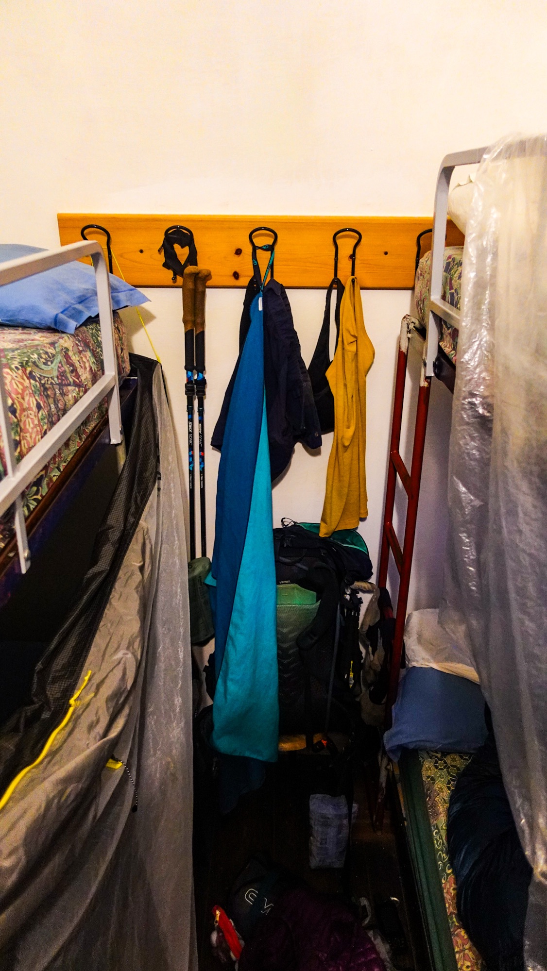 Ausrüstung trocknet im Rifugio Migliorero.