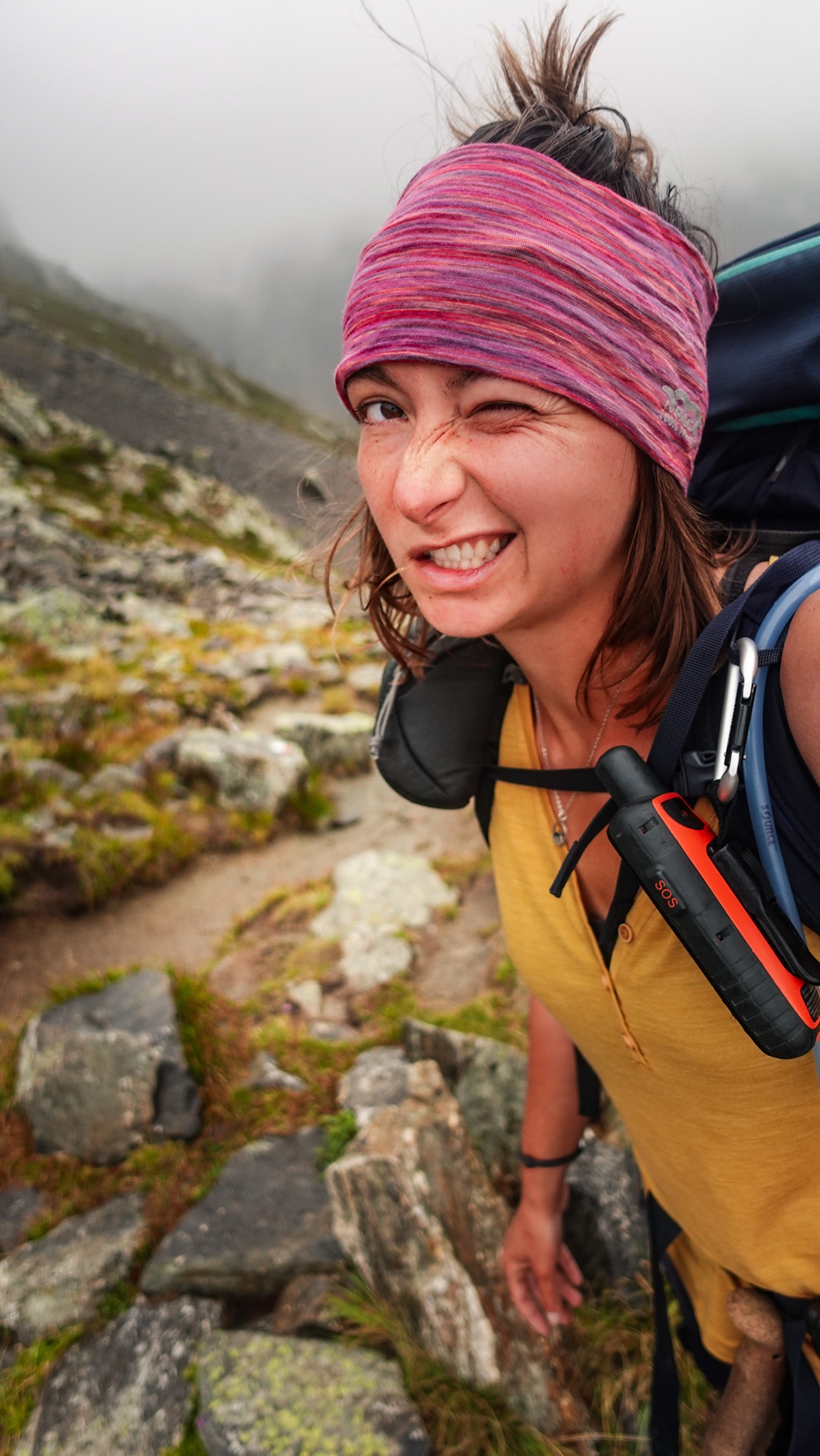 Wanderin kneift Augen zusammen