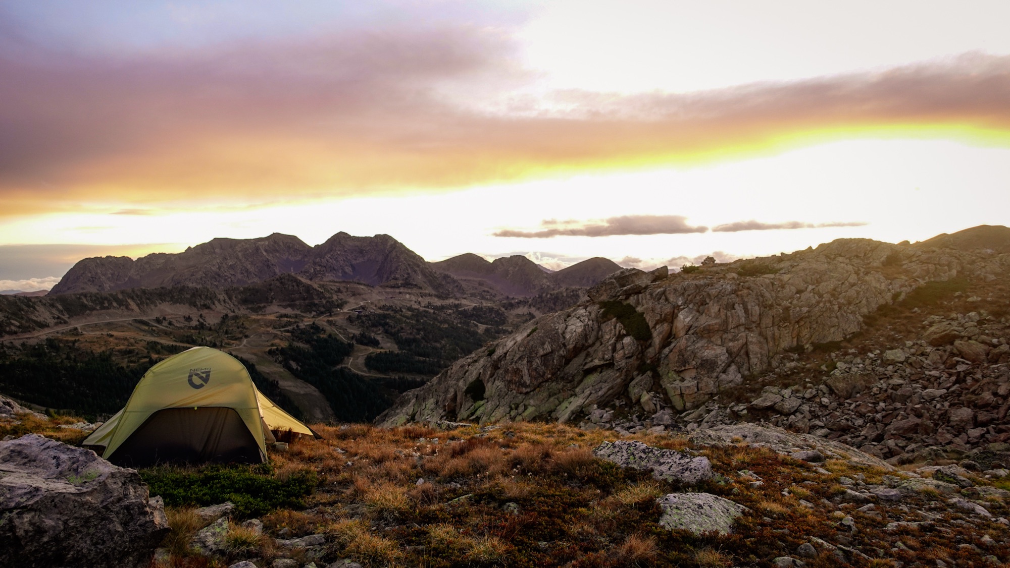 Zelt in den Bergen im Sonnenuntergang