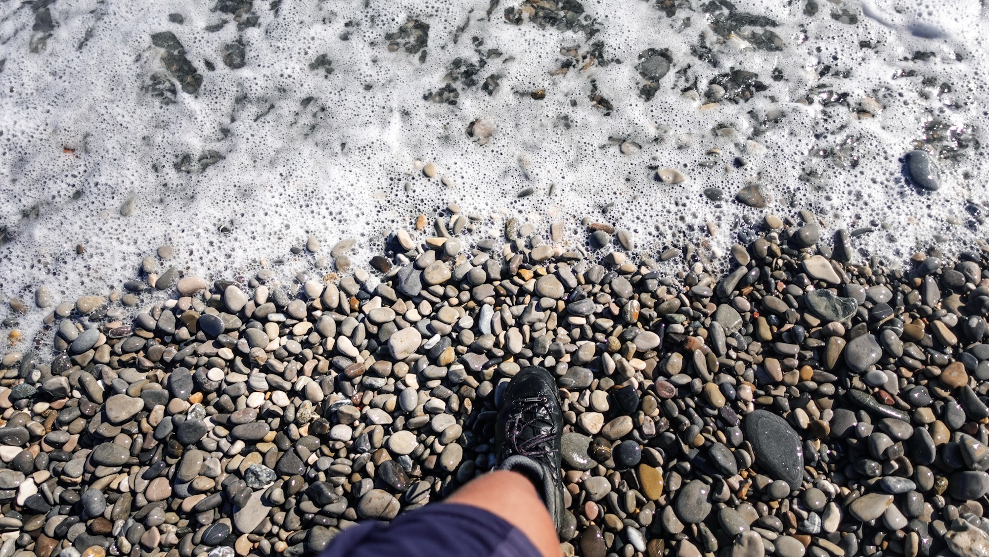 Bergstiefel und Meer