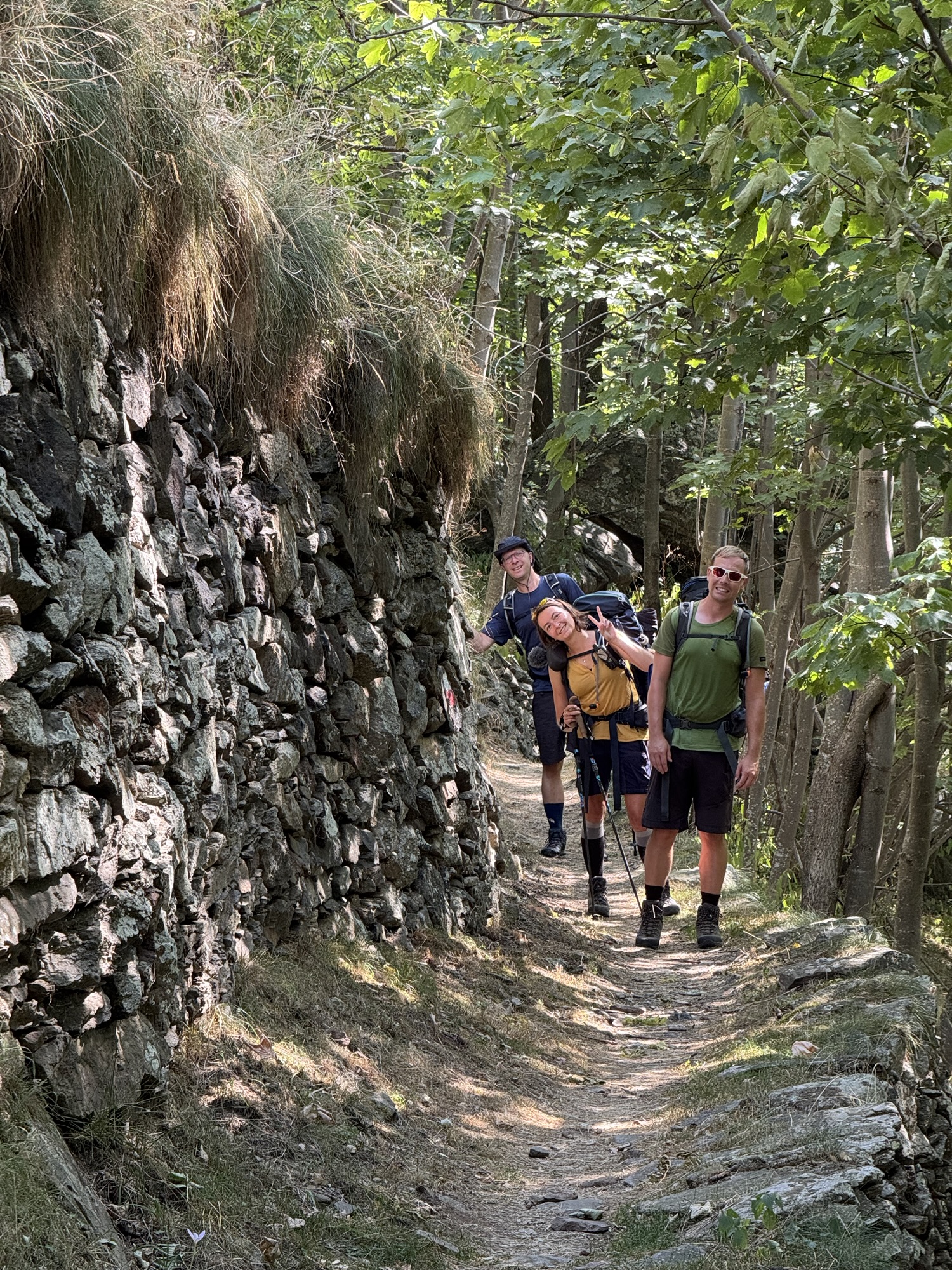 Drei Wanderer auf dem Weg